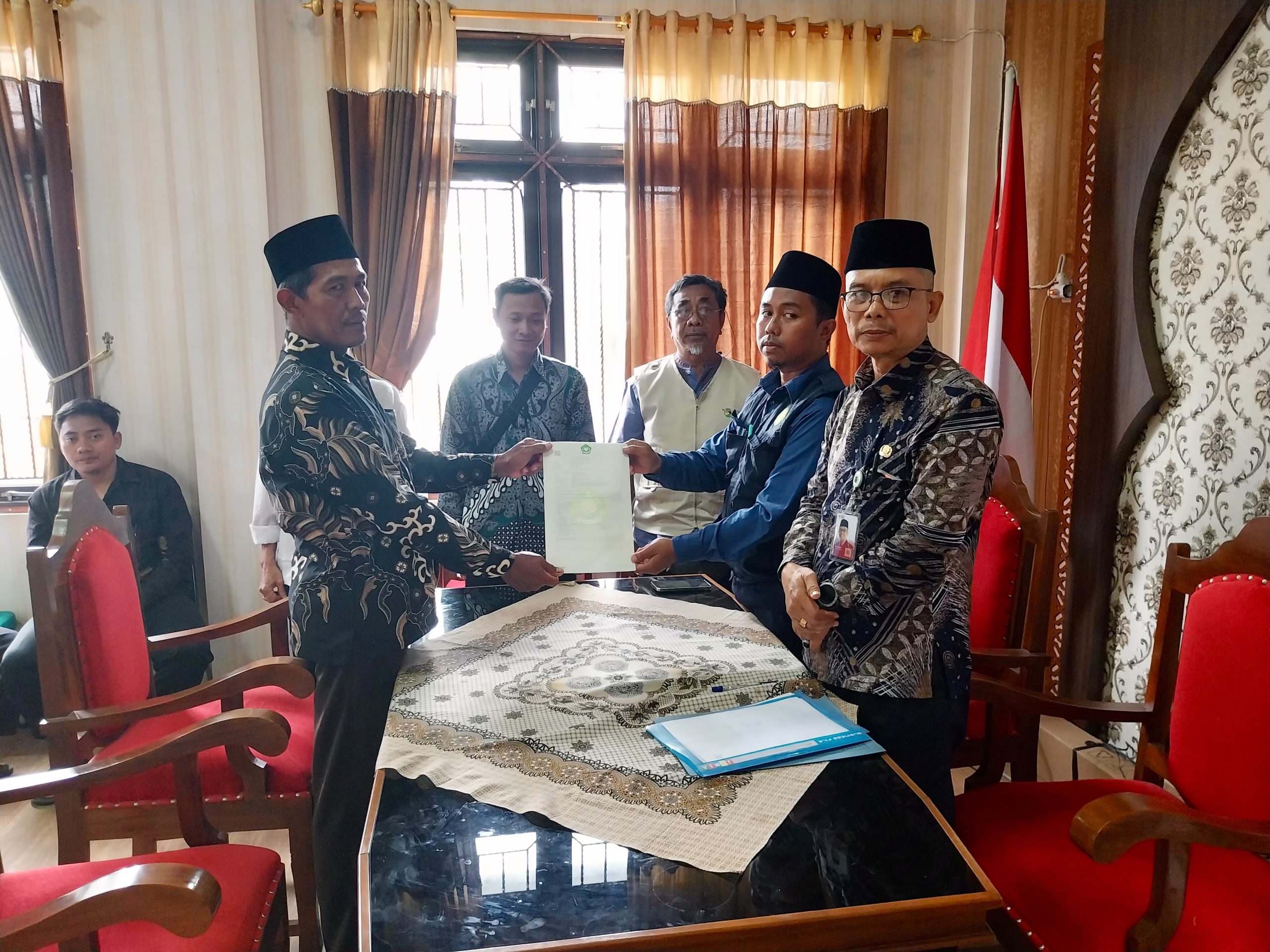 Ikrar Wakaf Tanah Desa Panjangsari untuk Persyarikatan Muhammadiyah Berlangsung di KUA Gombong