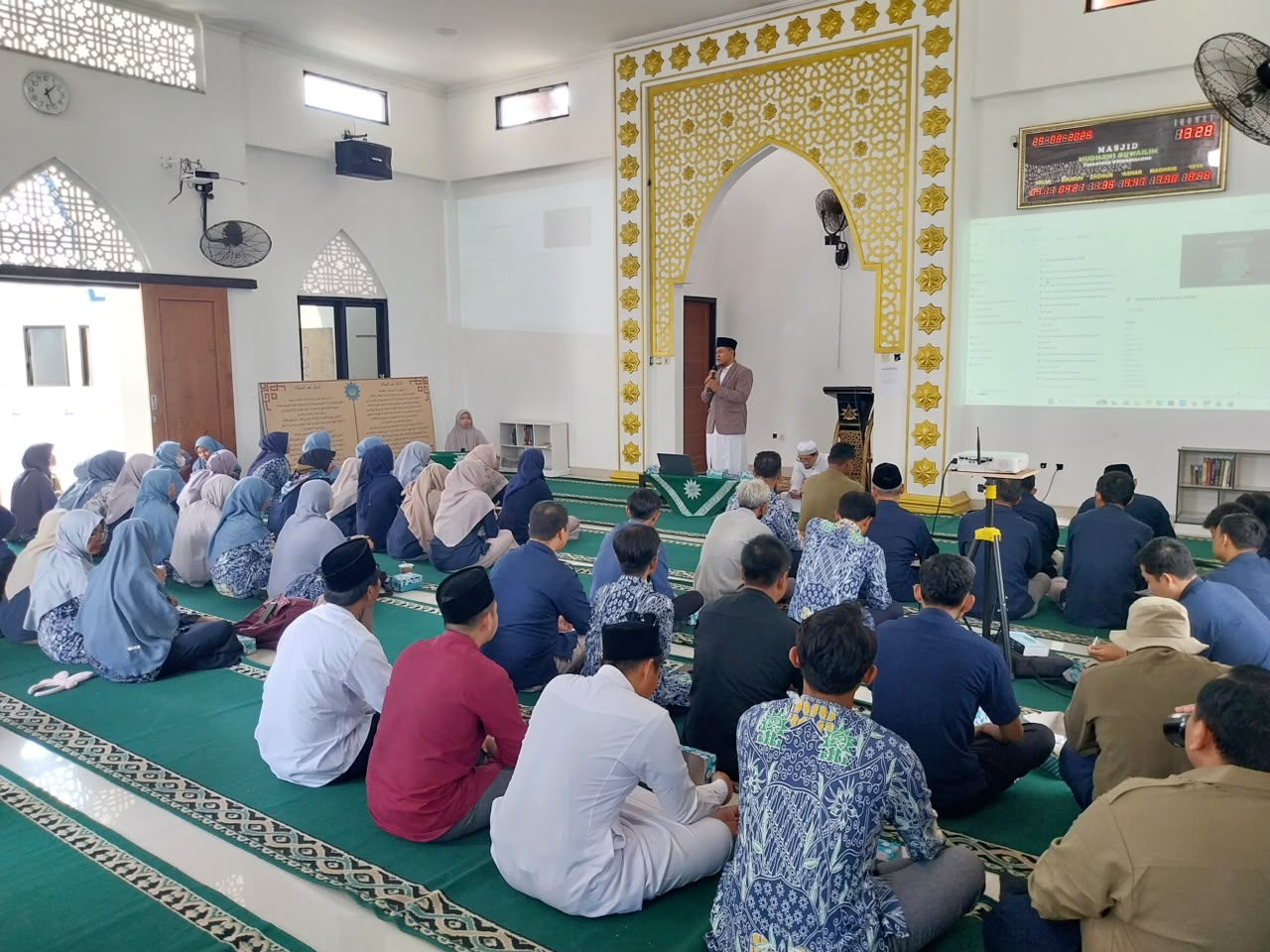 Guru dan Karyawan Sejumlah AUM Pendidikan PCM Gombong Ikuti Pengajian Pembinaan
